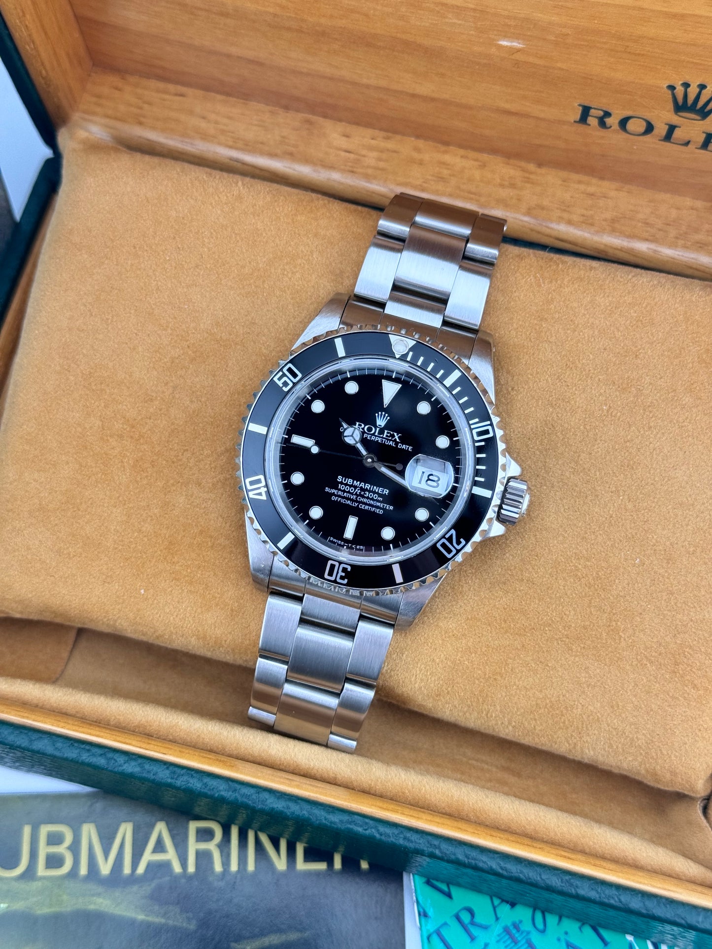 Rolex Oyster Perpetual Submariner Date - 16610 - Box and Papers