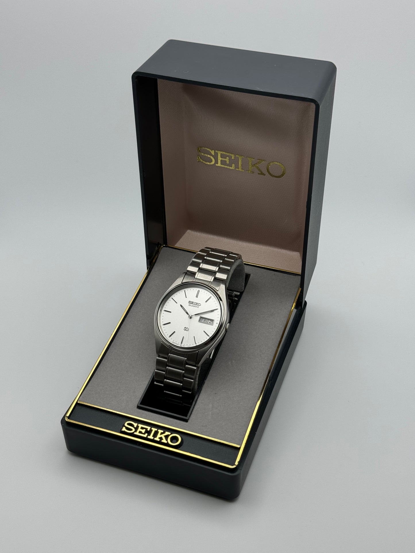 Seiko SQ Quartz 5Y23-8A11 - Box and Papers - New Old Stock