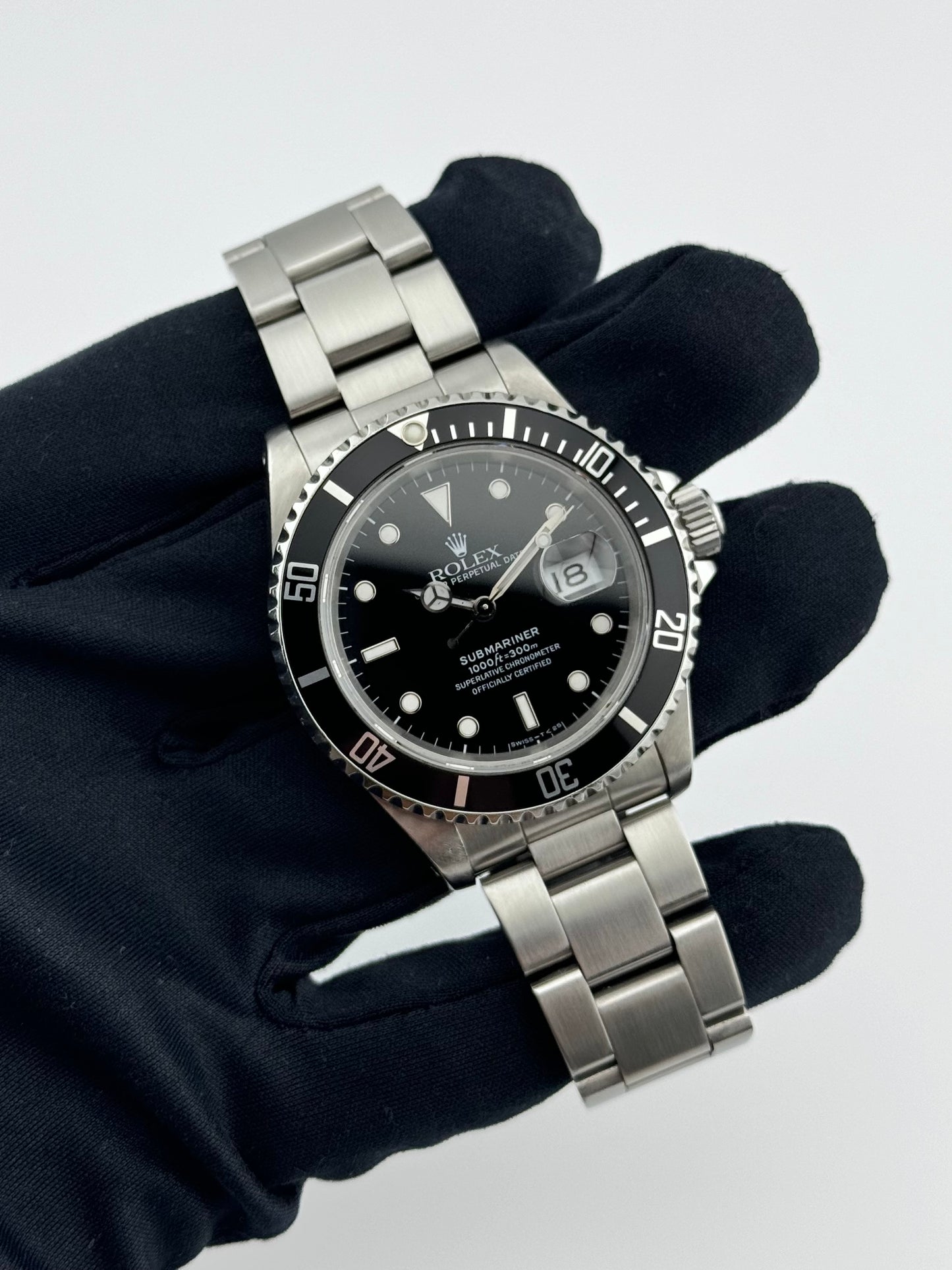 Rolex Oyster Perpetual Submariner Date - 16610 - Box and Papers