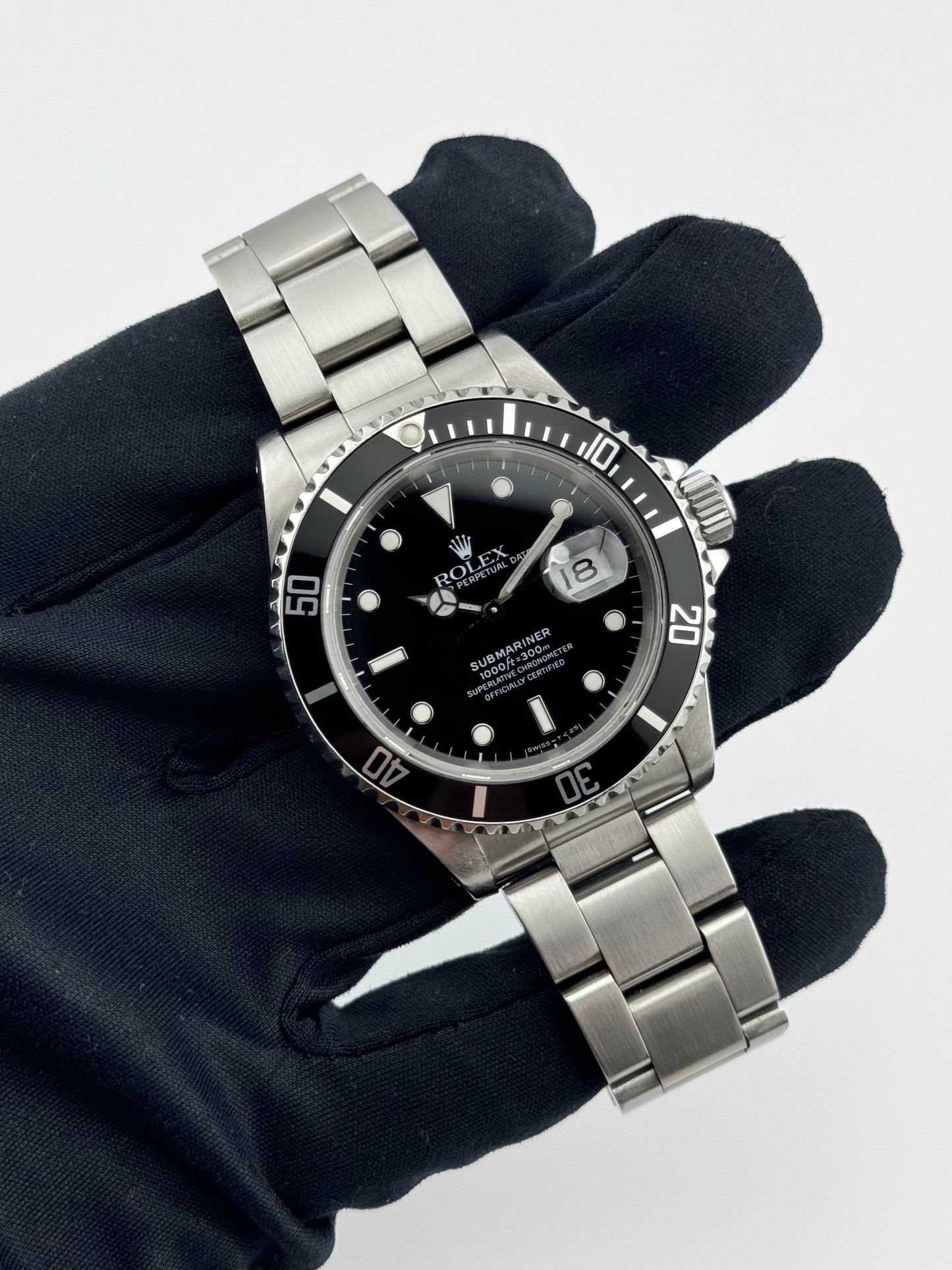 Rolex Oyster Perpetual Submariner Date - 16610 - Box and Papers