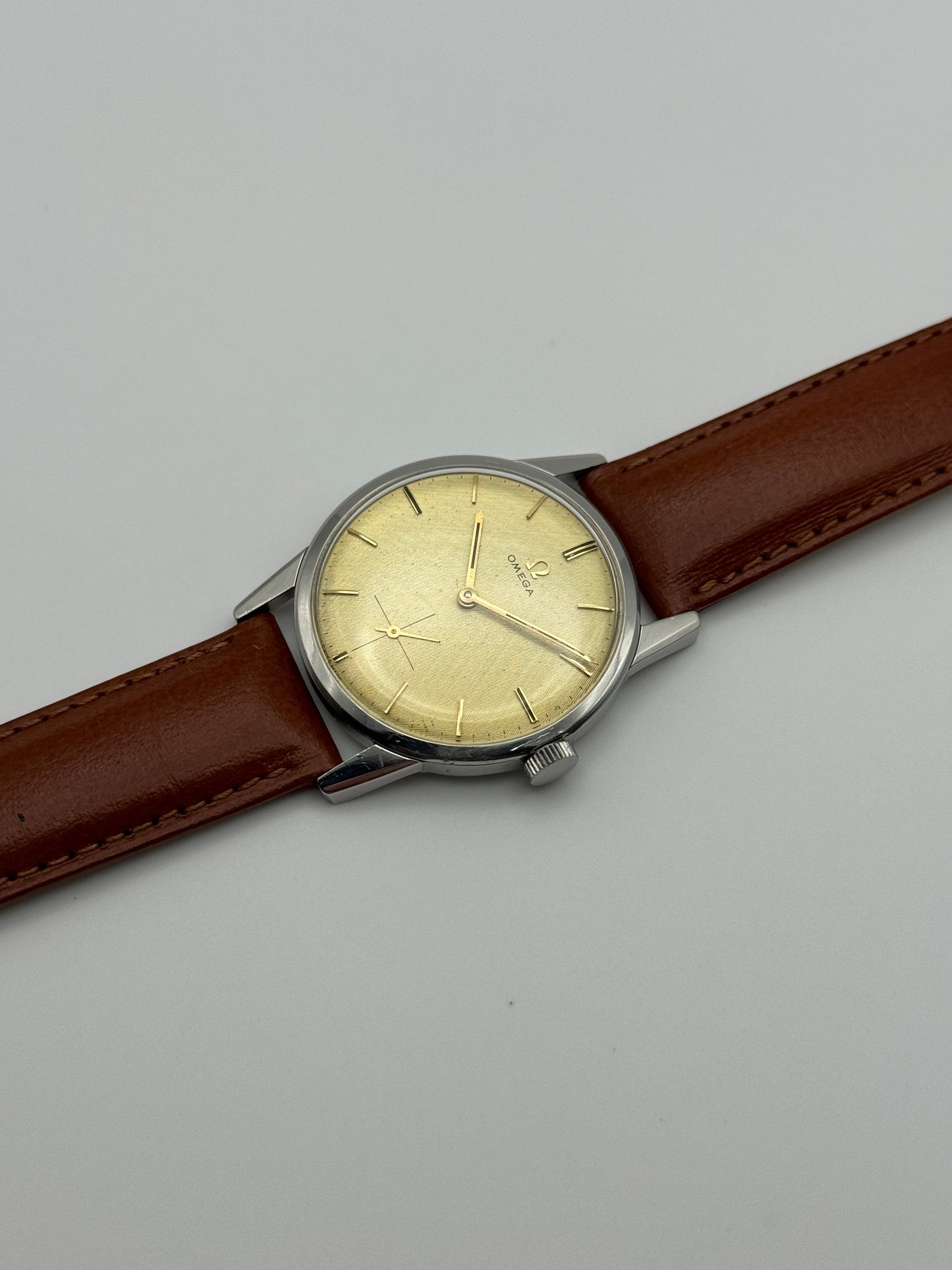 Omega Small Seconds Manual Wind 121.001 - Extremely rare linen dial!